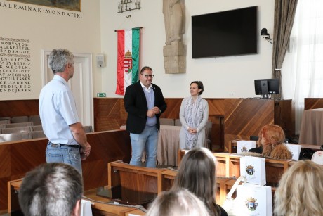 Erasmus+ projekt: horvát, német és ciszteres diákok tettek látogatást a Városházán